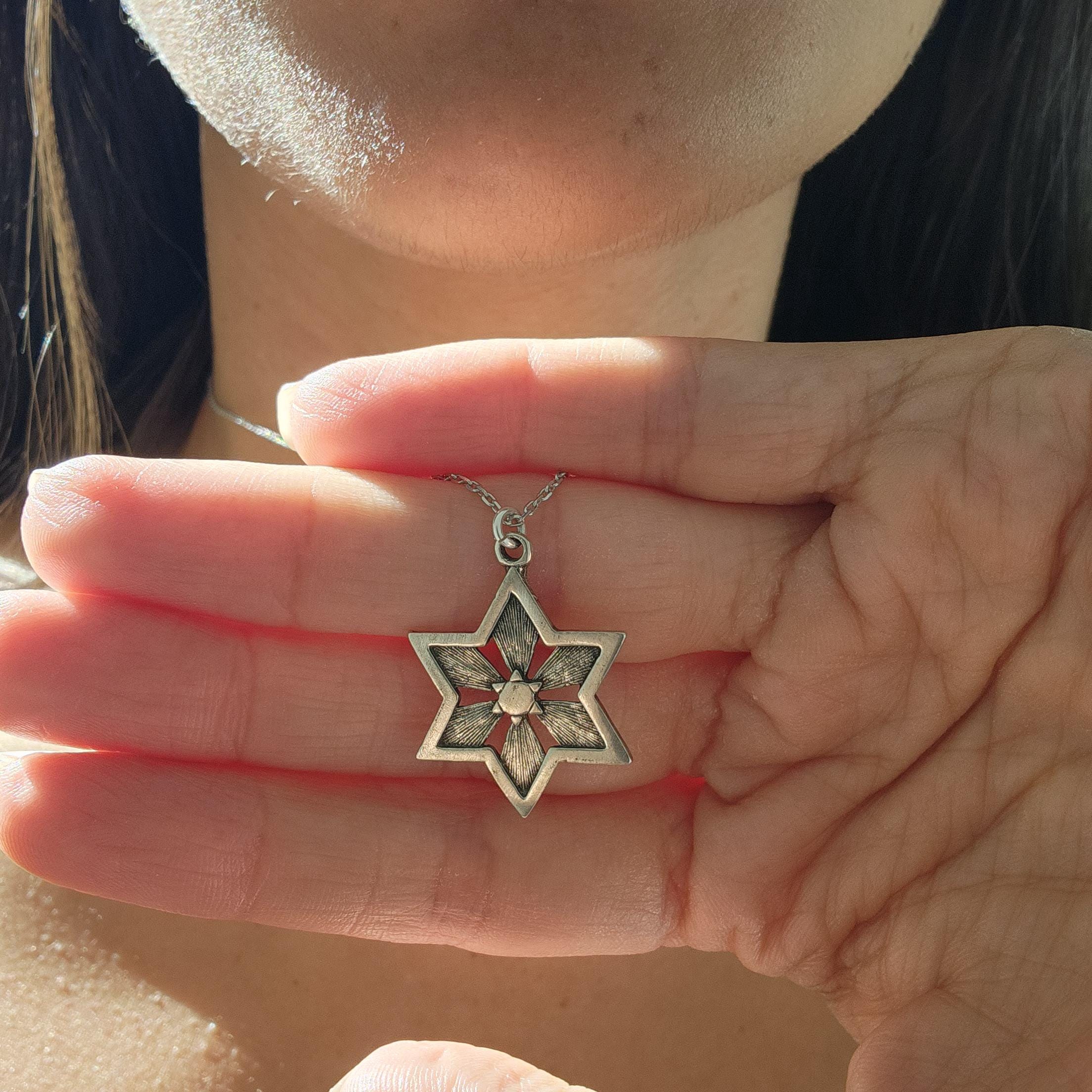 שרשרת מגן דוד שרשרת מגן דוד מכסף 925 משובצת בצבע ישראל