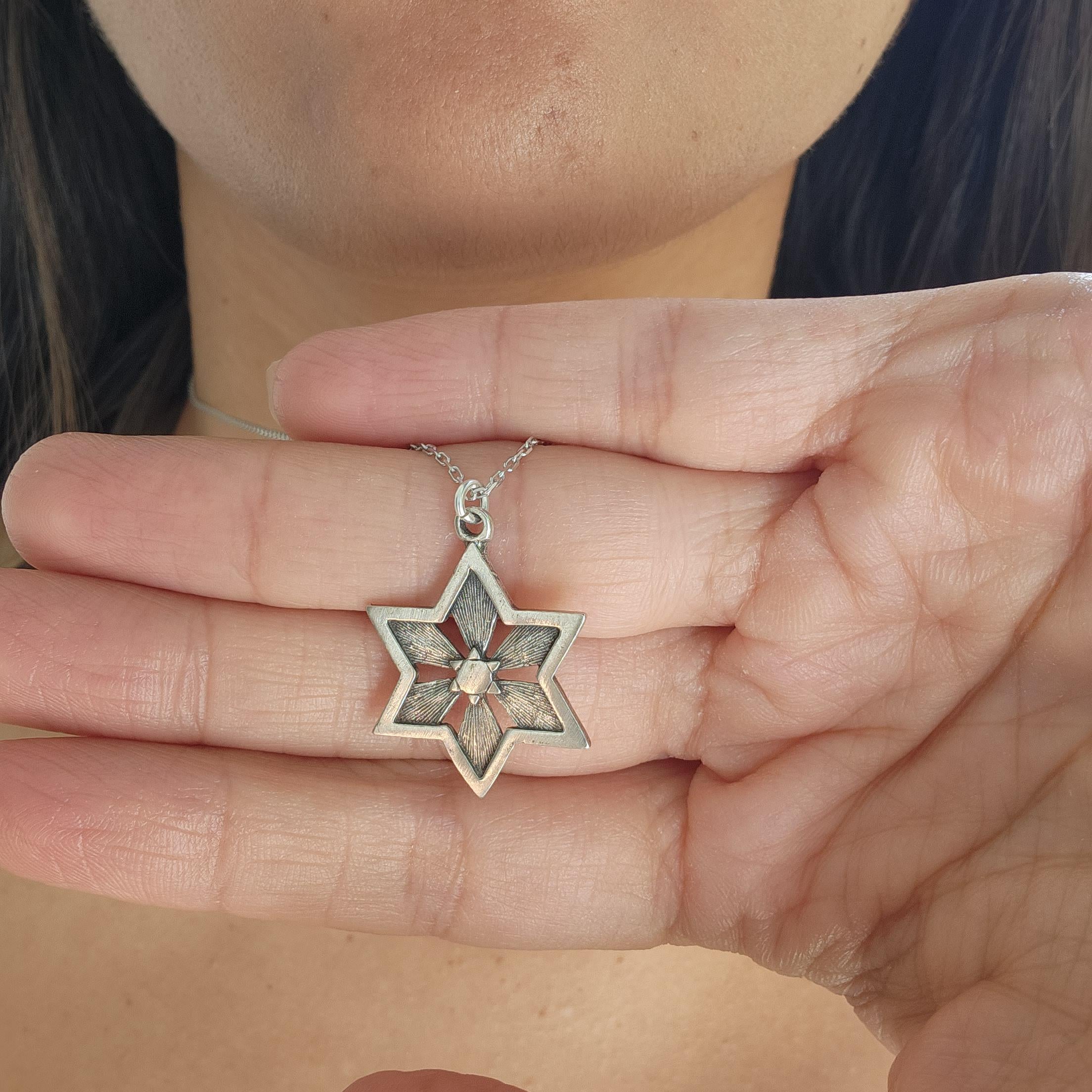 שרשרת מגן דוד שרשרת מגן דוד מכסף 925 משובצת בצבע ישראל