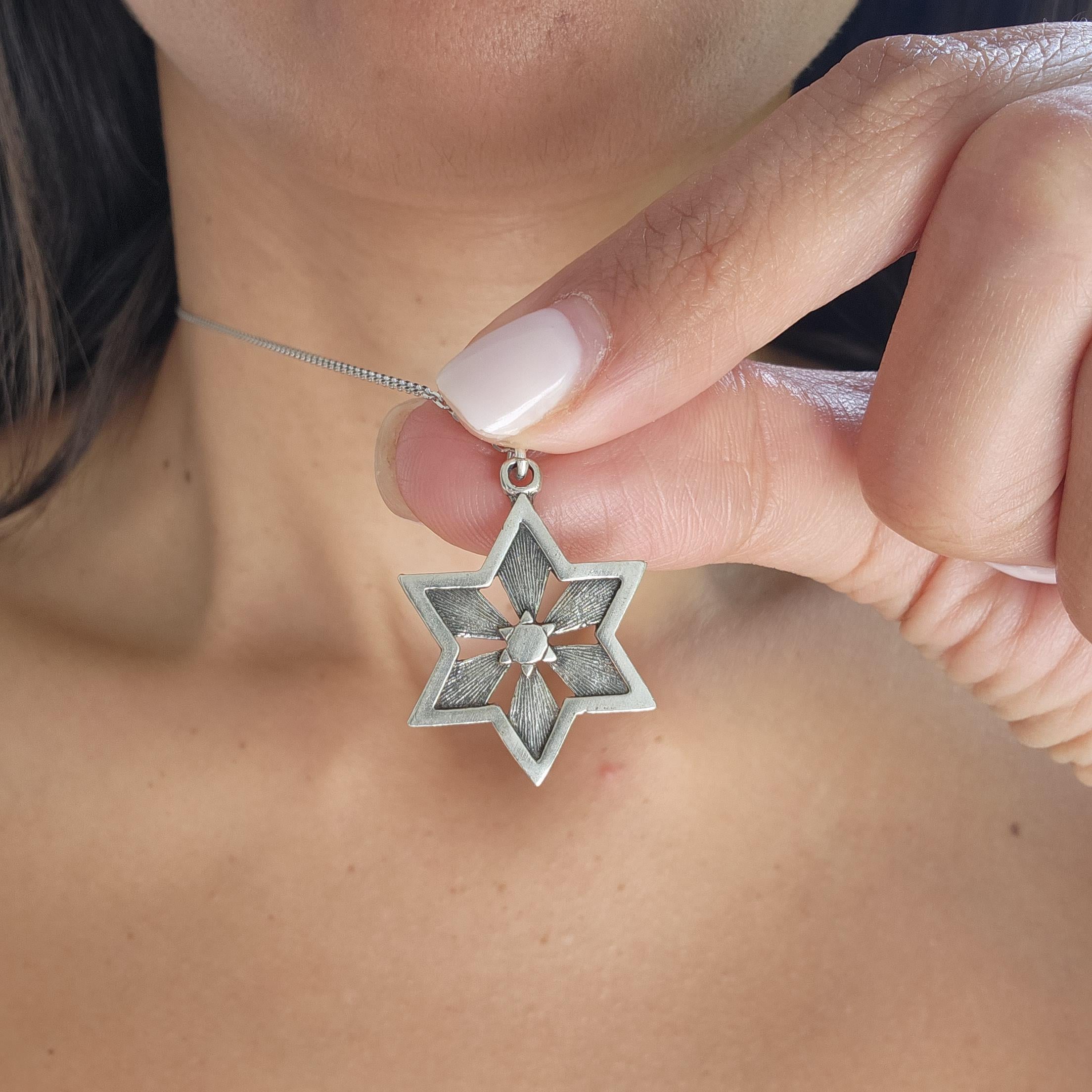 שרשרת מגן דוד שרשרת מגן דוד מכסף 925 משובצת בצבע ישראל