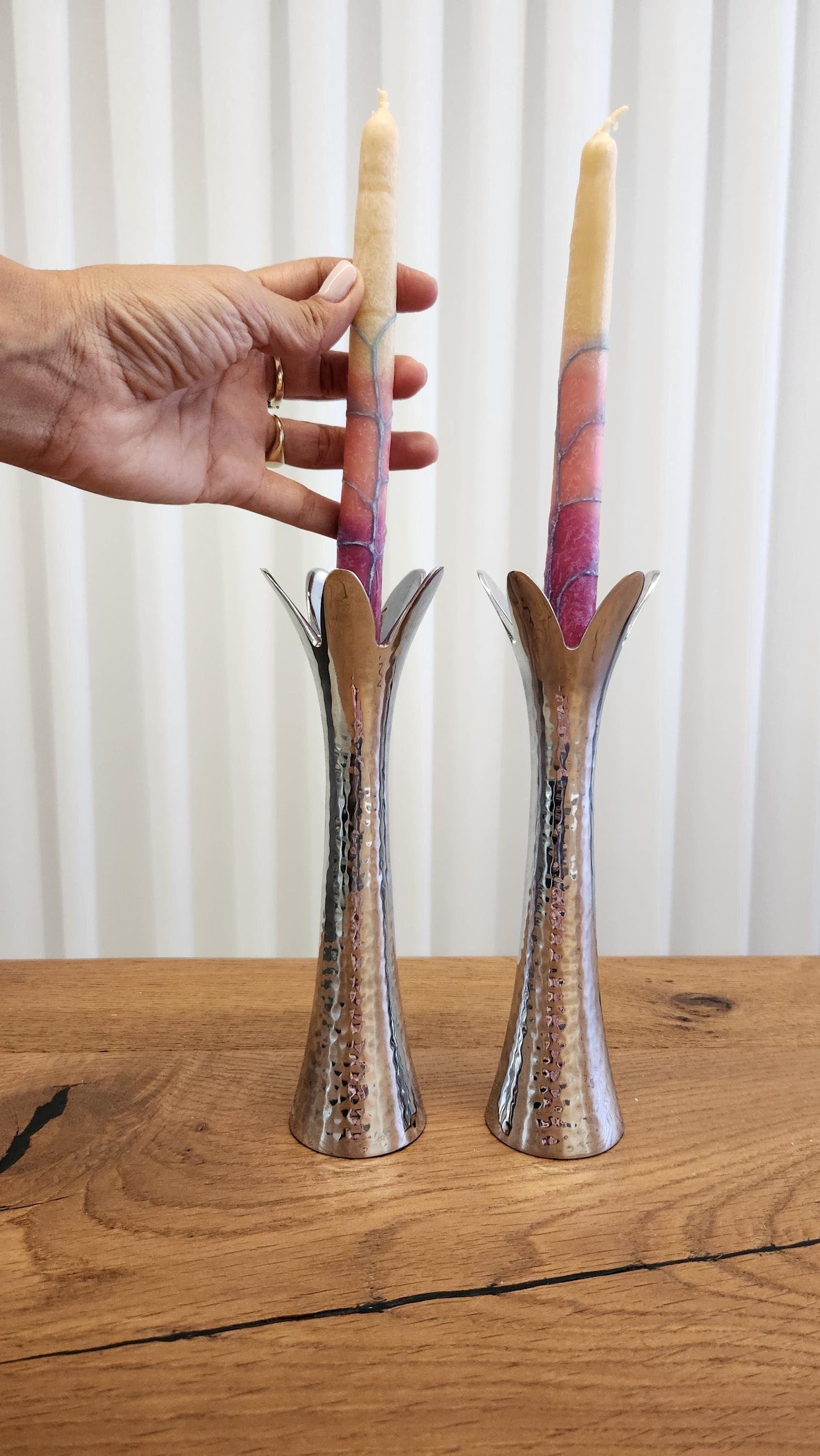 נרות קידוש לשבת נרות שעוות דבורים בעבודת יד לשבת נרות כשרים נרות שבת עבודת יד בישראל אמנות יודאיקה שבת שלום