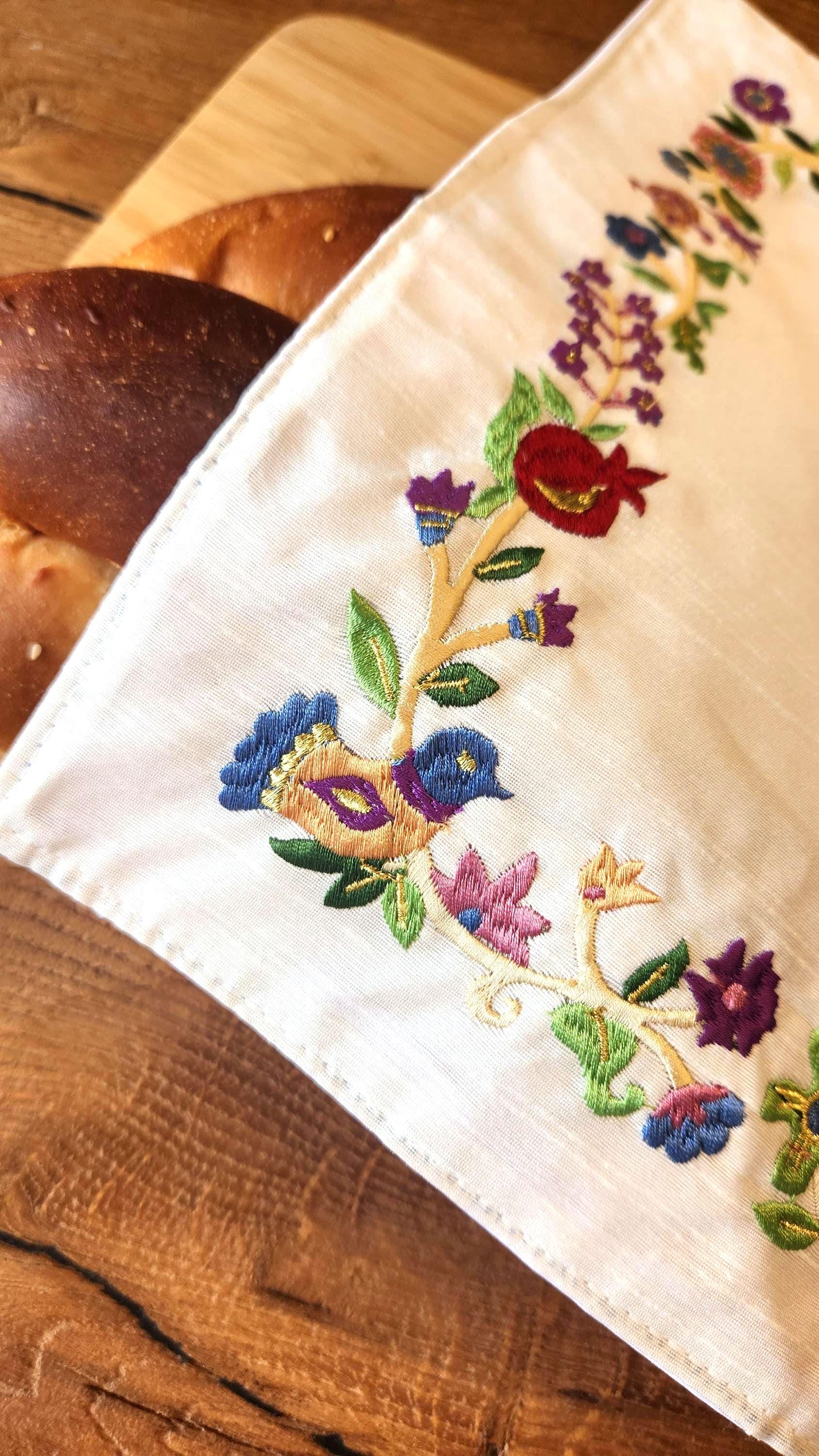 יאיר עמנואל כריכת חלה רקומה לפרשה כיסוי חלה לשבת שלום מתנה יהדות יודאיקה מתנה יהודית לאומנותה הישראלית