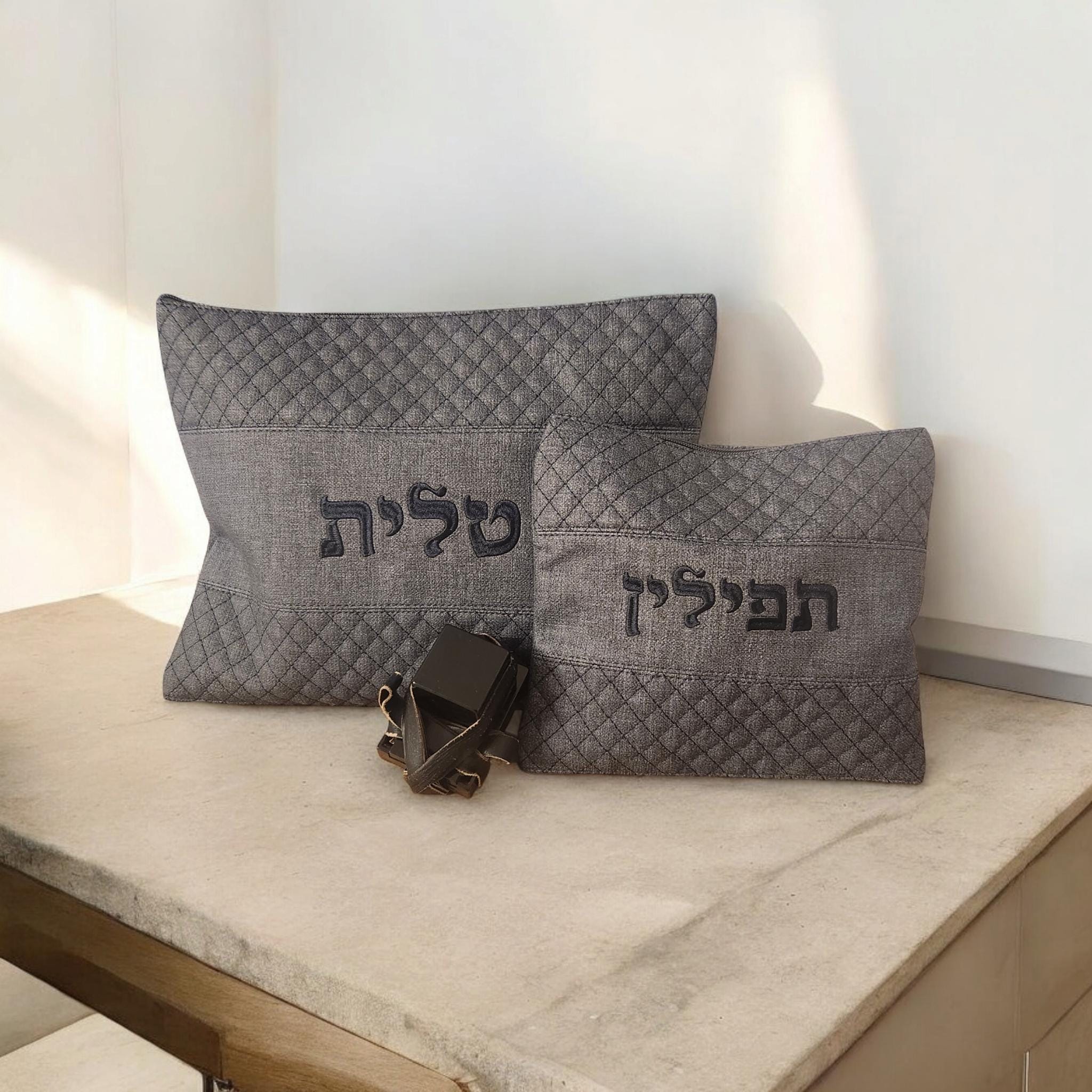 שקית תפילין לטלית מתנה יהודית בשבילו מתנת בר מצווה מתנות יודאיקה לילד אמן ישראלי תמיכה בישראל כיסוי תפילין נרתיקי תפילין